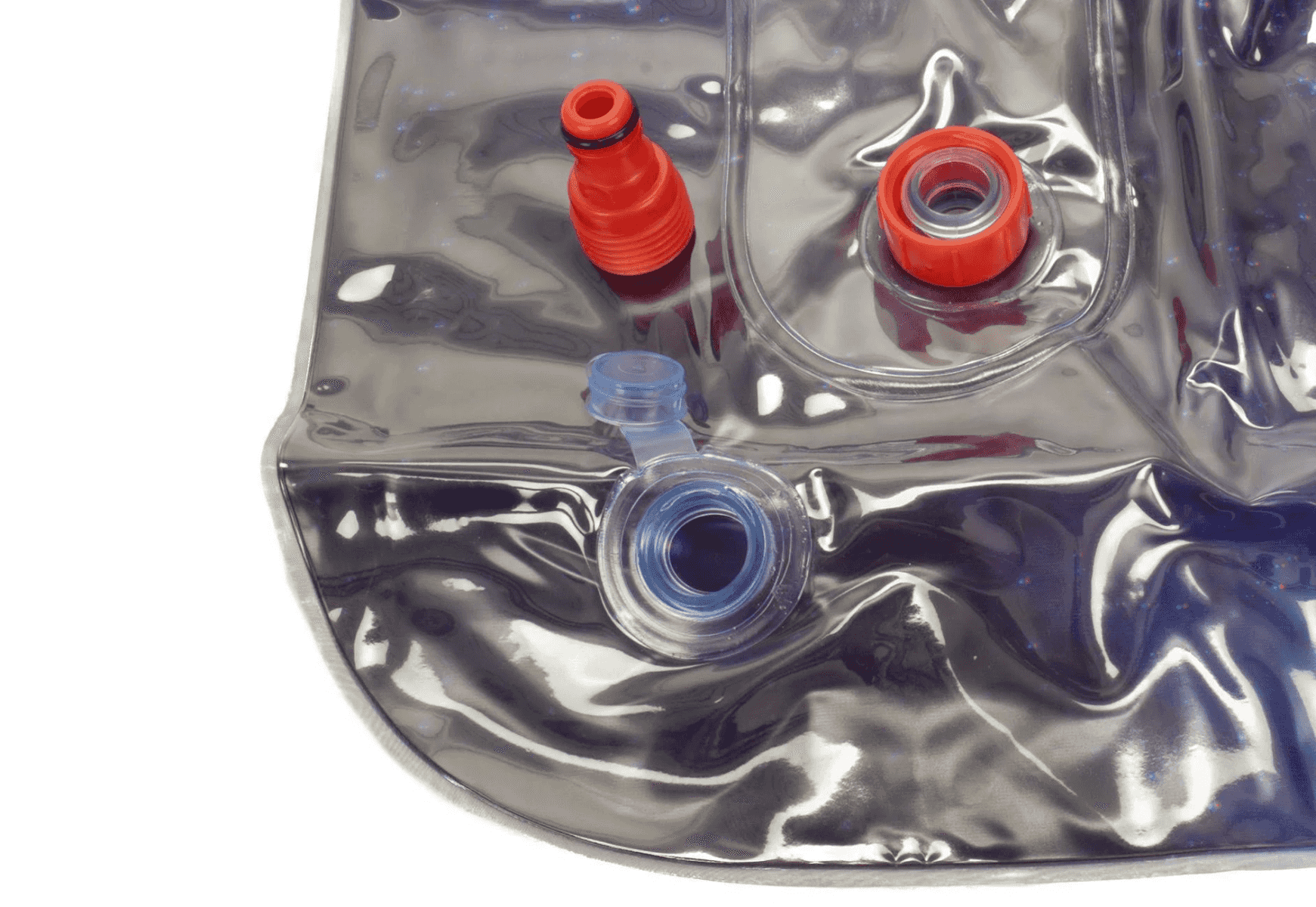 Contenedor de plástico gris brillante con tapas y conectores de válvulas rojos y azules.