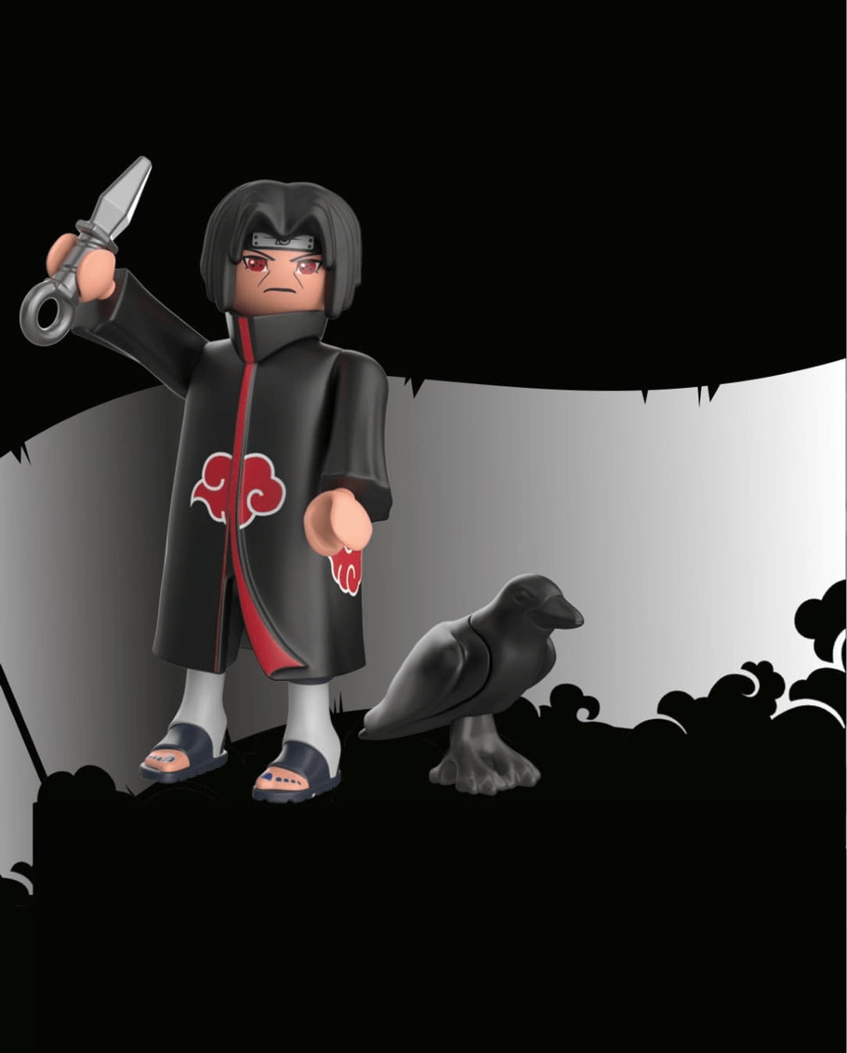 Una figura de acción estilo Naruto con capa negra y emblema rojo, sosteniendo un kunai, junto a un cuervo negro.