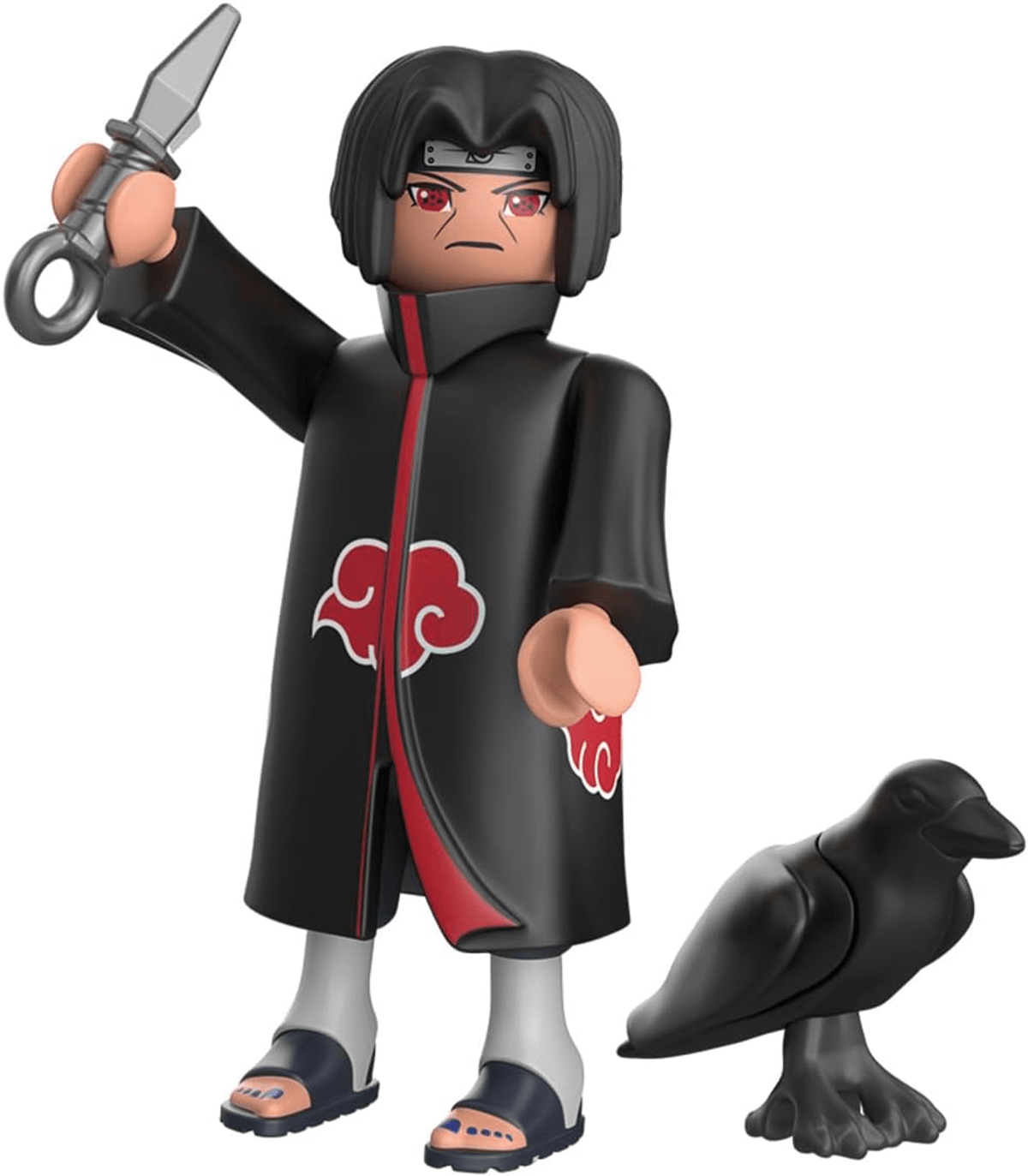 Figura de juguete con capa negra y nube roja sosteniendo un kunai, junto a un pájaro negro.