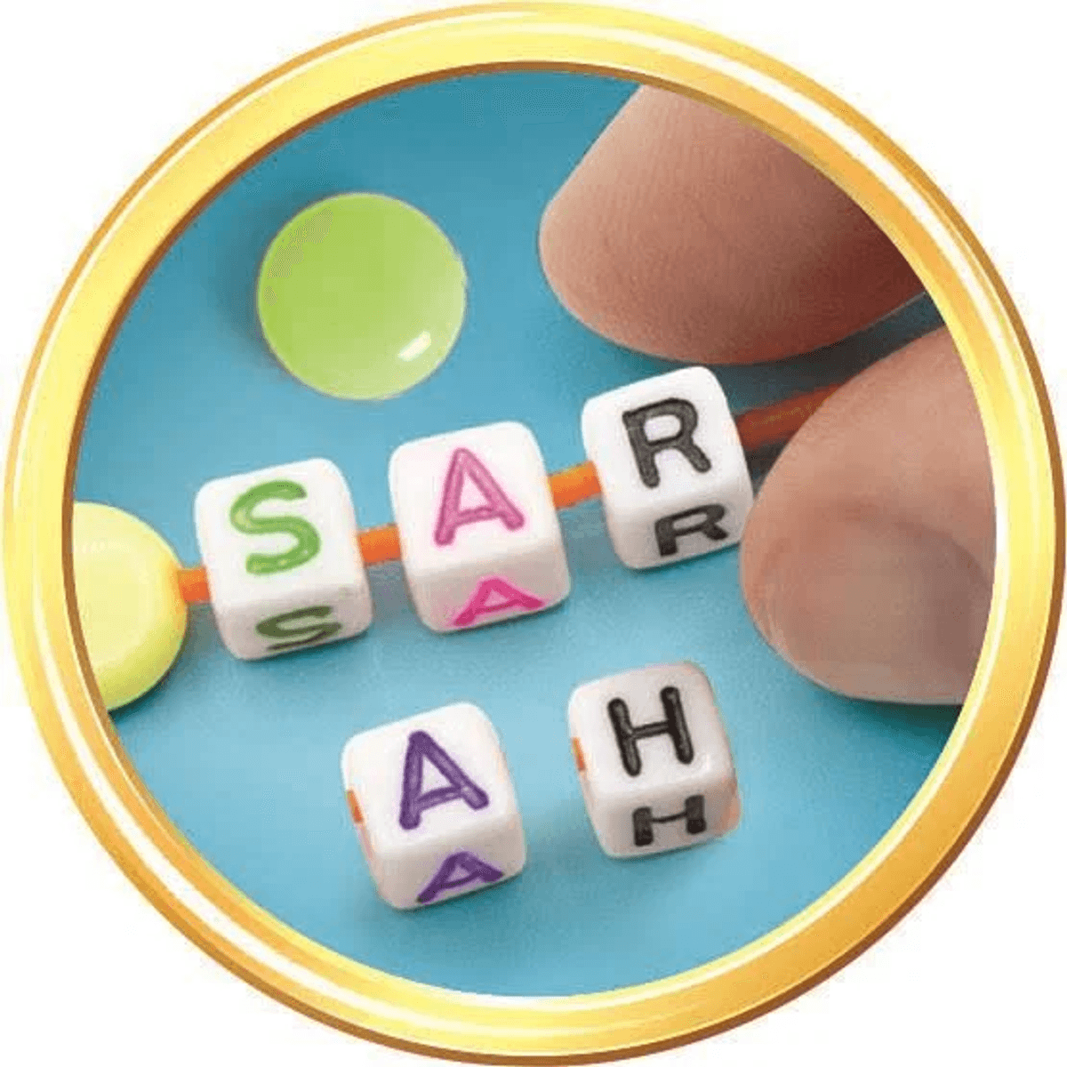 Dedos ordenan cuentas de letras que forman el nombre SARAH sobre fondo azul.