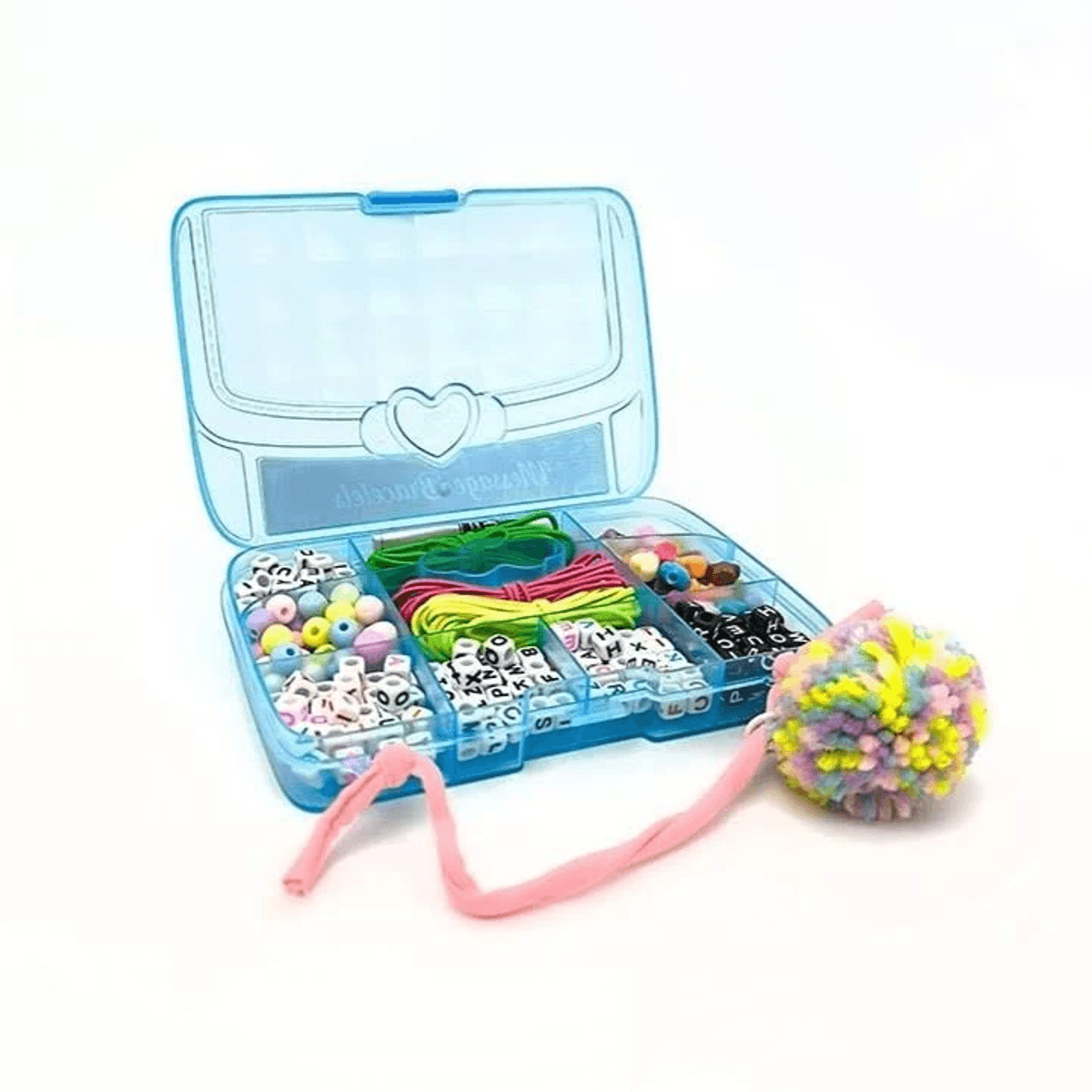 Una caja de plástico azul abierta con cuentas de colores, cintas y un pompón delante.
