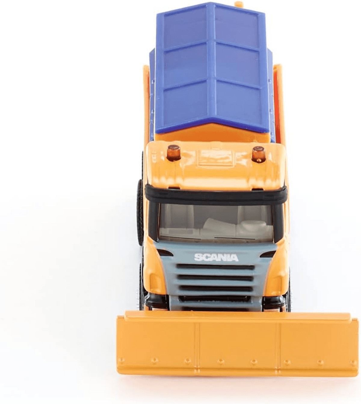 Un camión de juguete Scania naranja y azul con quitanieves sobre fondo blanco.