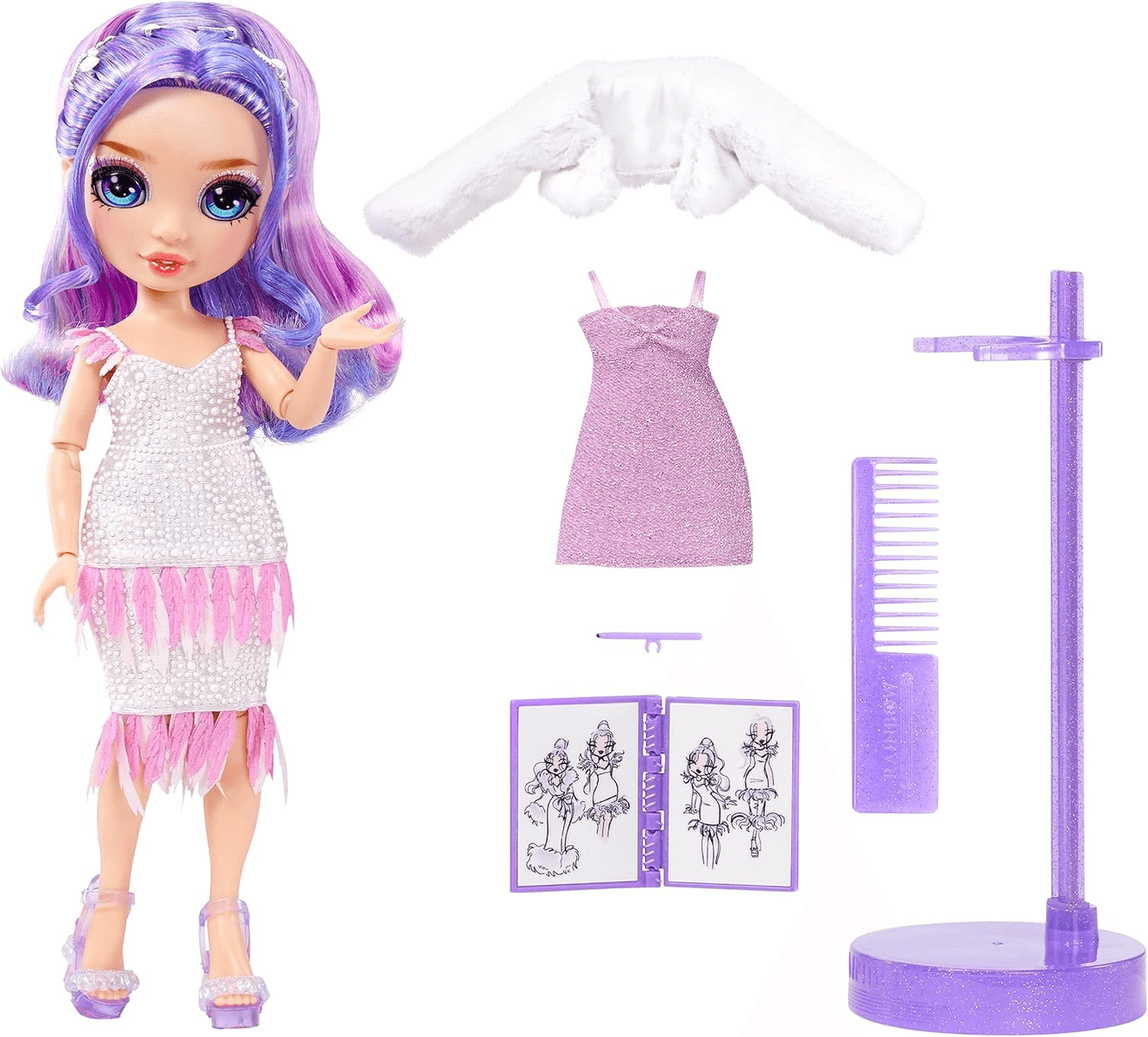Eine Modepuppe mit lila Haaren in weißem Kleid, mit Kleidung, Kamm, Skizzenbuch und Ständer.