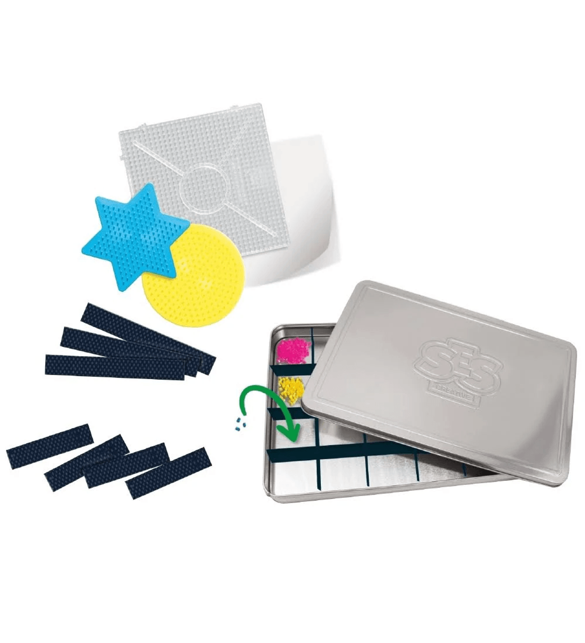 Una caja de manualidades de metal con tableros, tiras y cuentas coloridas sobre fondo blanco.