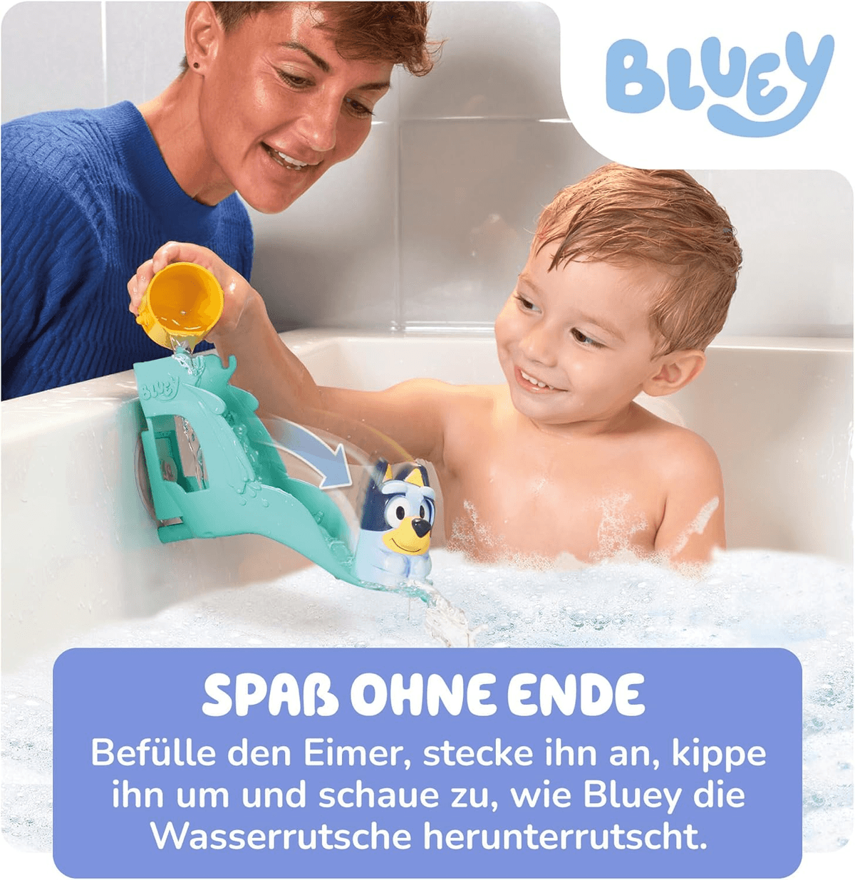 Un niño observa cómo una figura de juguete de Bluey se desliza por un tobogán de agua en la bañera.