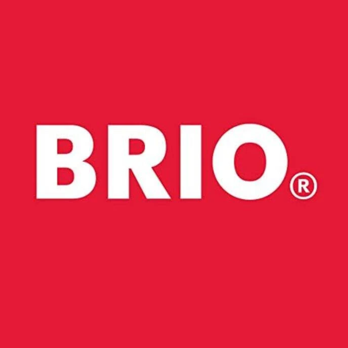 El logotipo blanco de BRIO centrado sobre un fondo rojo vibrante.