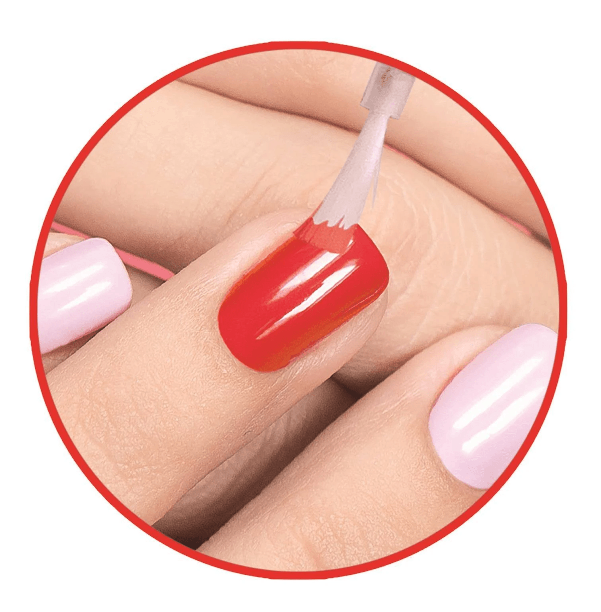 Un pincel aplica esmalte rojo brillante en una uña, rodeado por un círculo rojo y otras uñas rosadas.