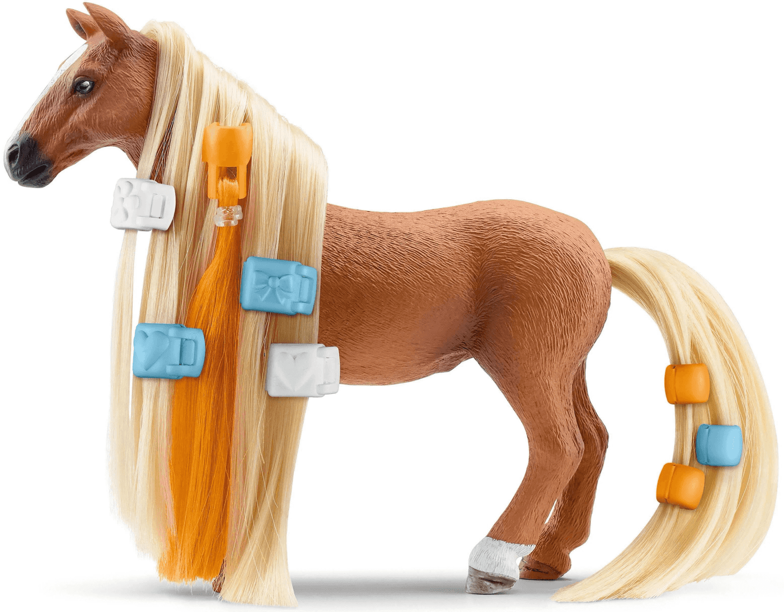 Braunes Spielzeugpferd mit langer blonder Mähne und Schweif, verziert mit bunten Haarspangen, vor weißem Hintergrund.