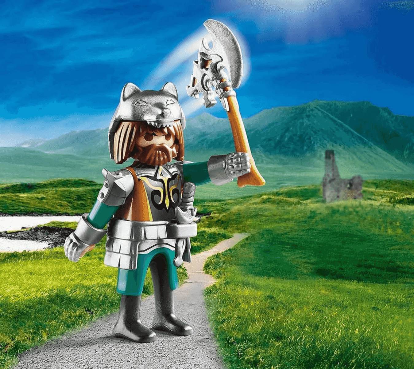 Guerrero Playmobil con casco de lobo y hacha en un camino con montañas.