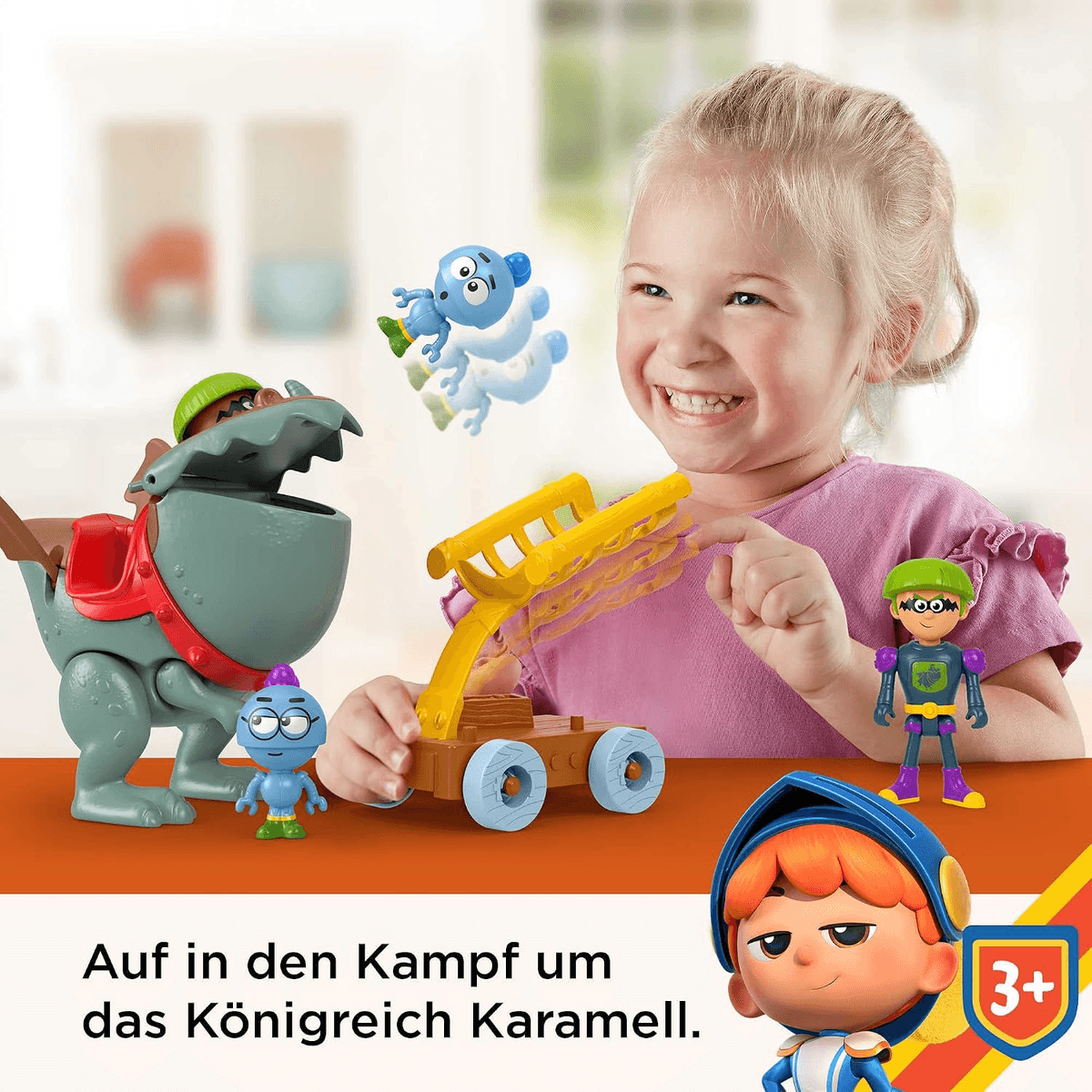 Una niña feliz juega con figuras de juguete y una catapulta de juguete en una mesa naranja.