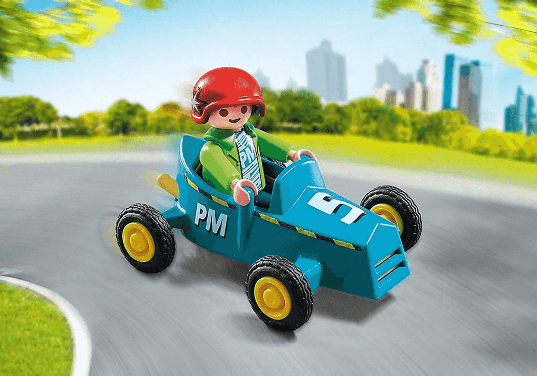 Una figura de Playmobil con casco rojo conduce un coche de carreras azul en una calle urbana.