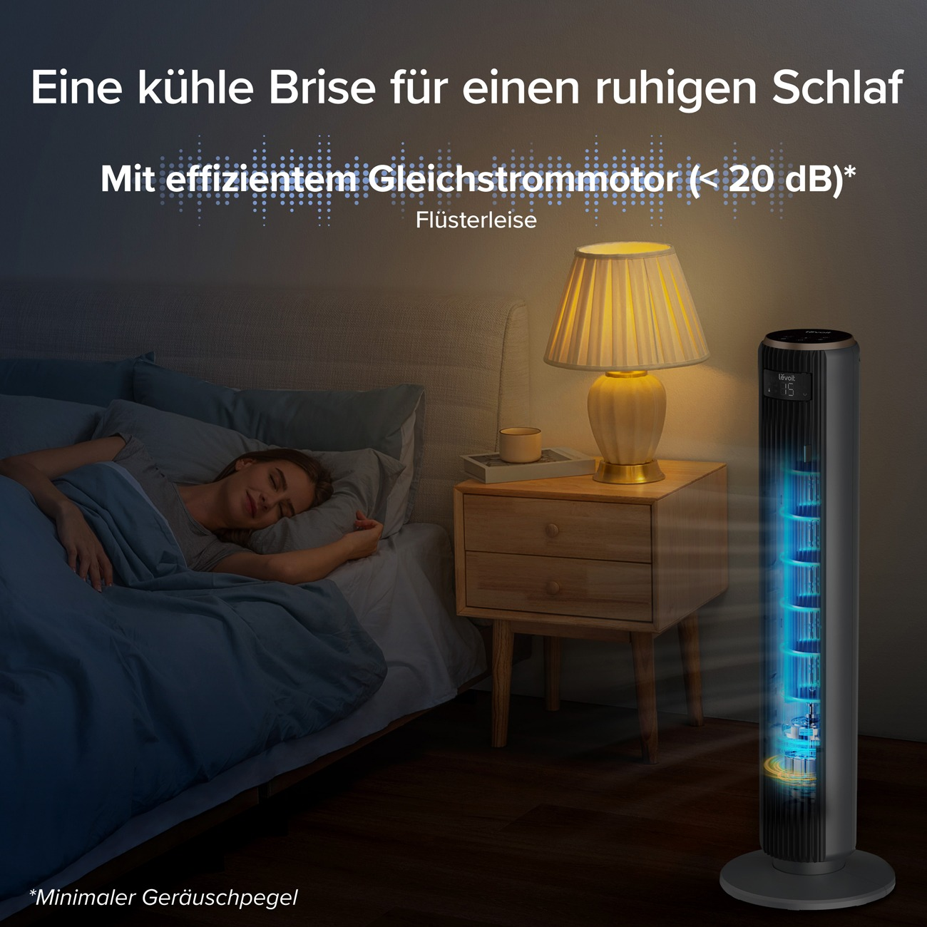 Eine Frau schläft friedlich im Bett, während ein schwarzer Turmventilator kühle Luft in den Raum bläst.