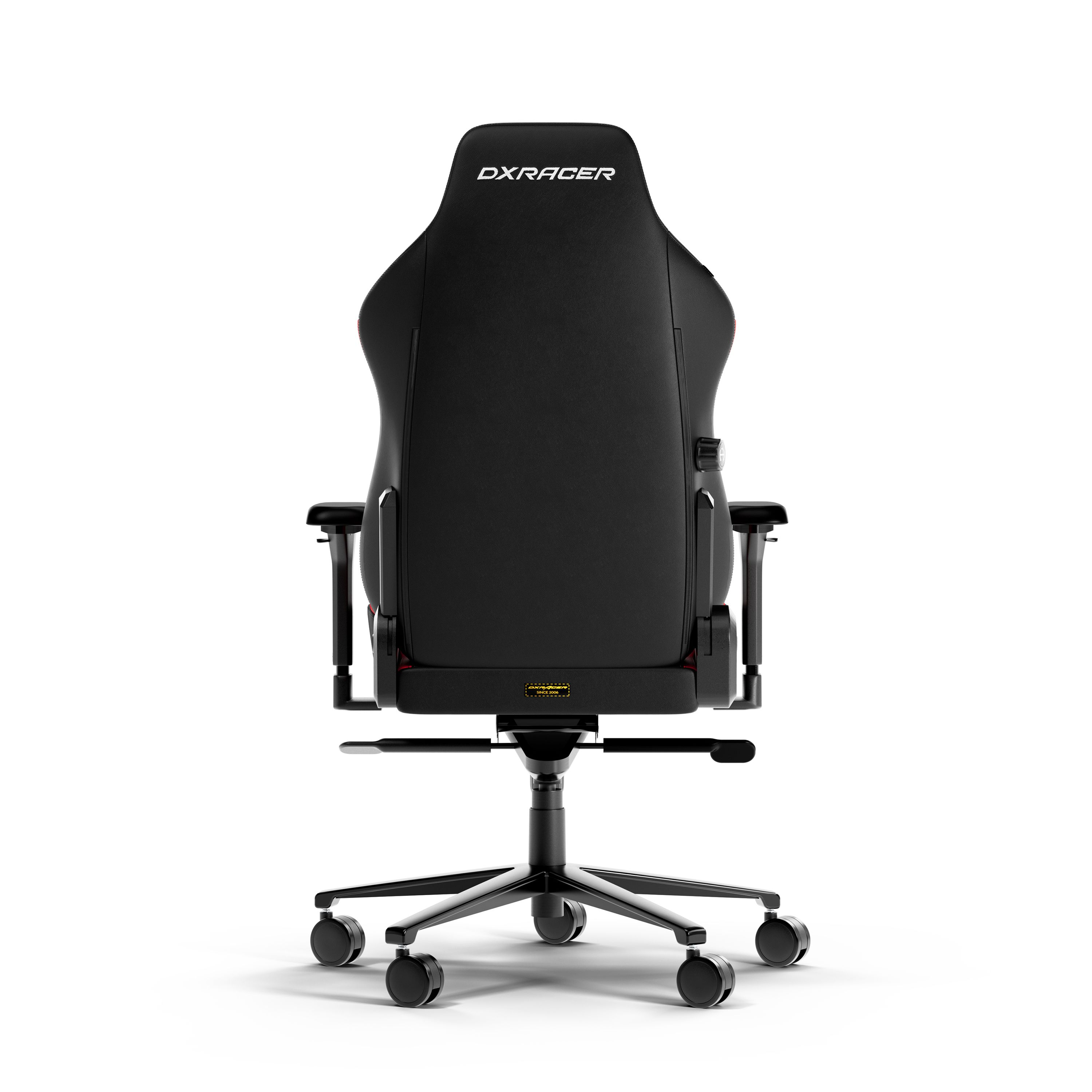 Rückansicht eines schwarzen DXRacer-Gaming-Stuhls auf Rollen vor weißem Hintergrund.