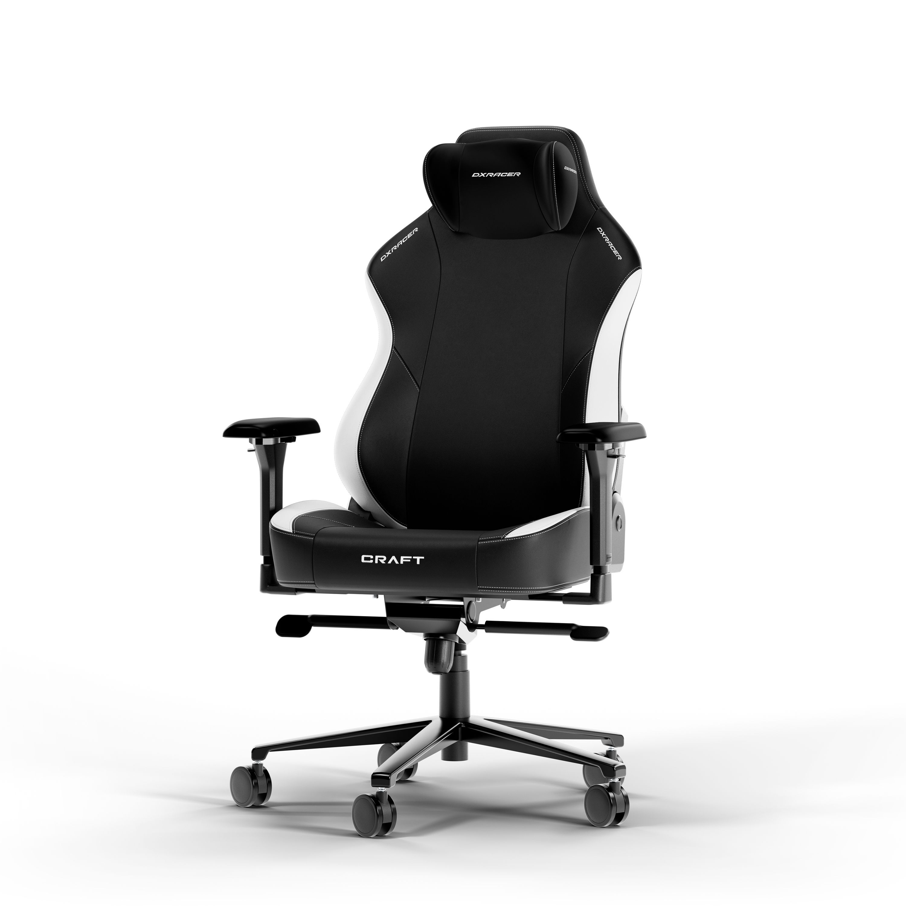 Ein schwarz-weißer DXRacer Craft Gaming-Stuhl mit Rollen auf weißem Hintergrund.