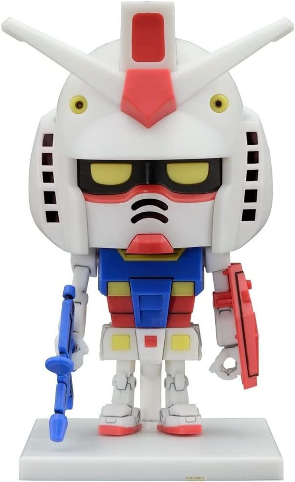 Eine weiße, blaue und rote Gundam-Figur mit großen Augen steht auf einem weißen Sockel.