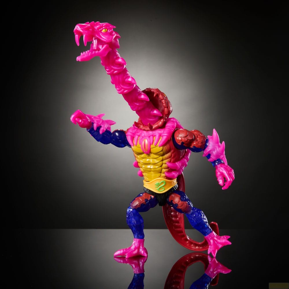 Una figura de acción rosa con cabeza de serpiente y cuerpo musculoso sobre una superficie reflectante.