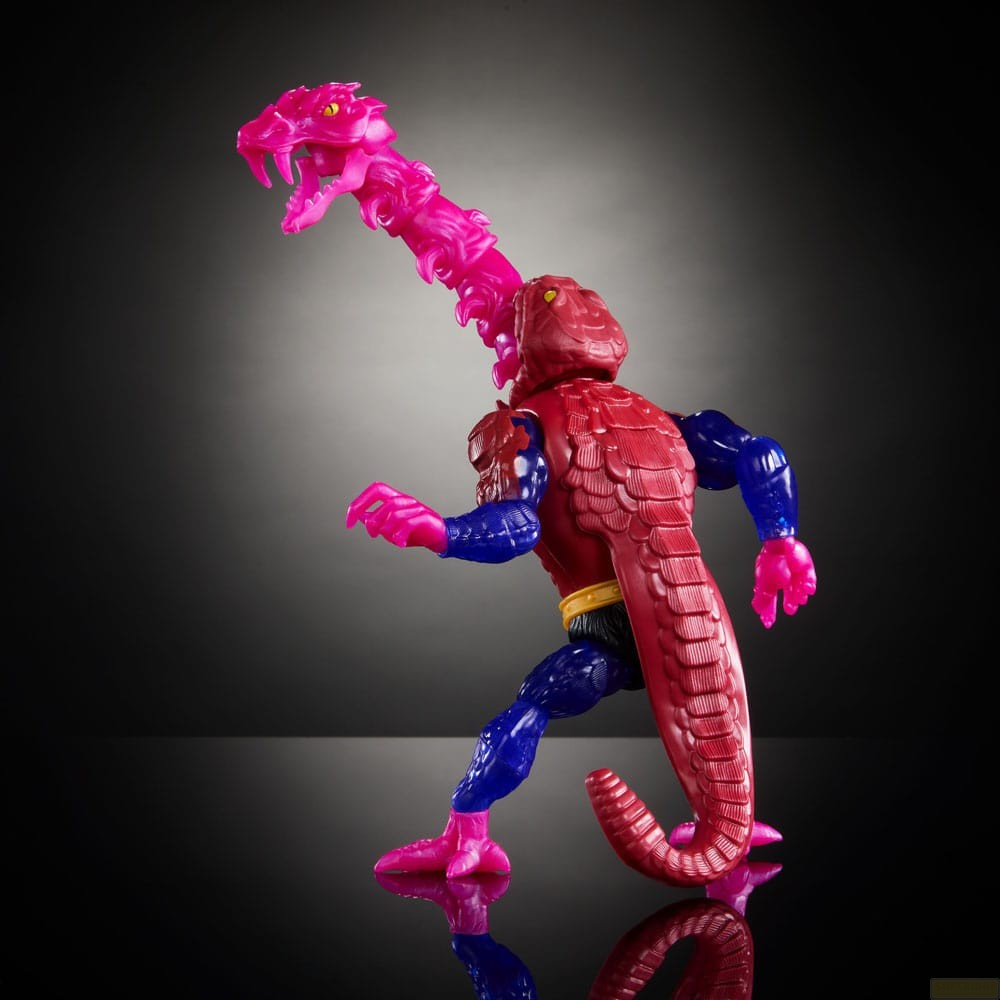 Una figura de acción roja y azul con cuello y cola largos de serpiente rosa, sobre superficie negra reflectante.