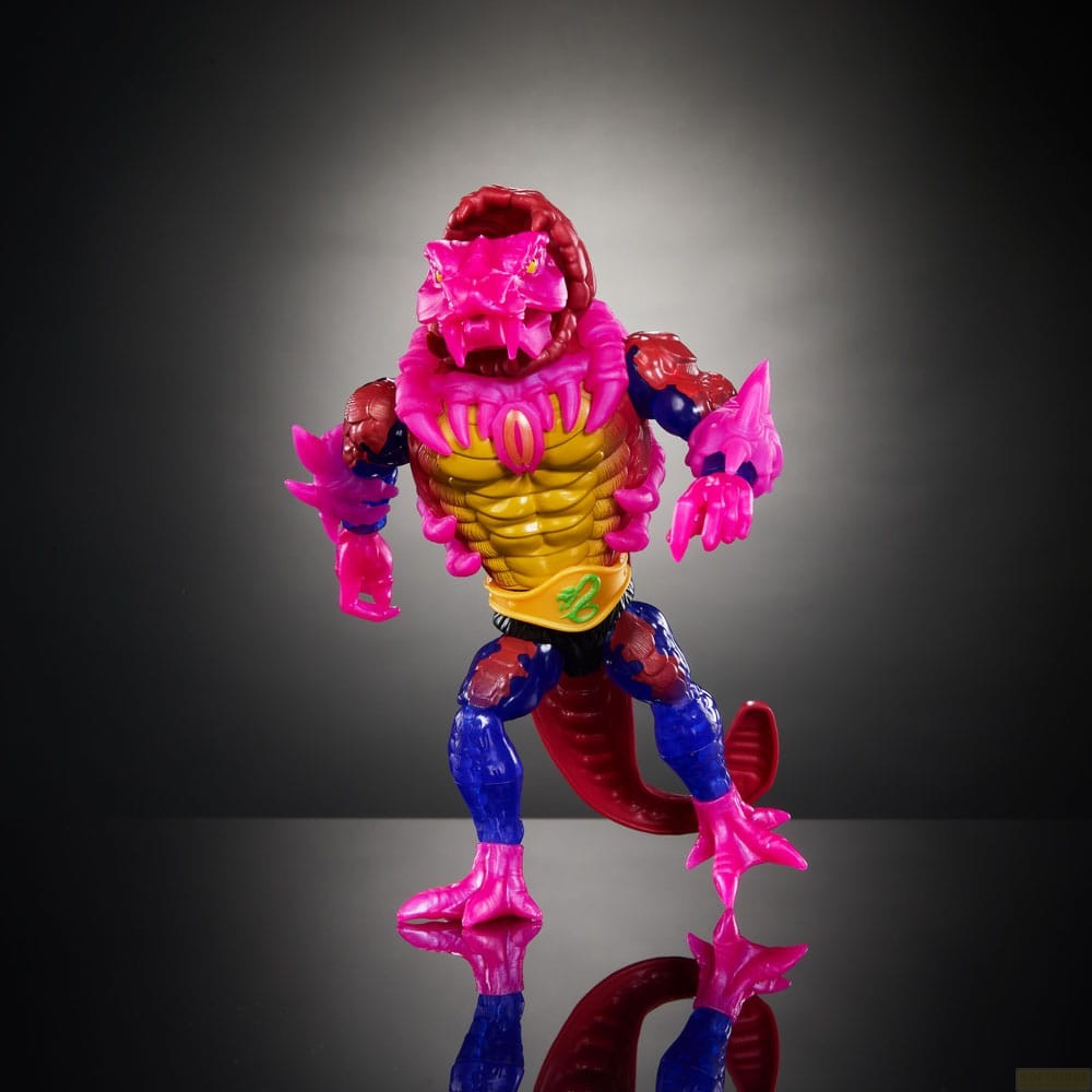 Una figura de acción de hombre serpiente rosa y azul con vientre amarillo y cinturón dorado sobre fondo oscuro.