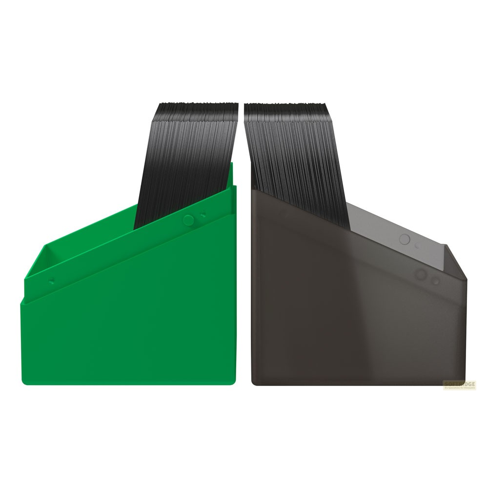 Porte-documents vert et noir remplis de dossiers noirs empilés sur fond blanc.