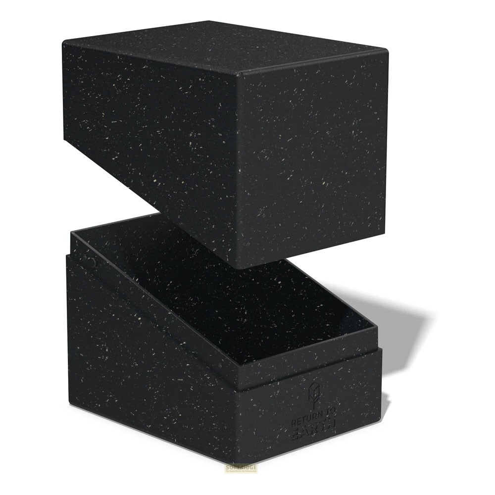 Une boîte de rangement noire mouchetée avec un couvercle amovible sur fond blanc.