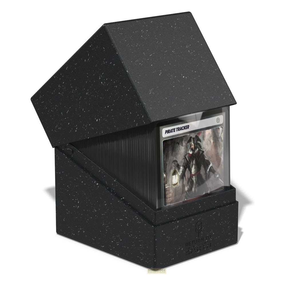 Boîte de cartes noire texturée, ouverte, remplie de cartes à jouer, avec une carte Pirate Tracker visible.