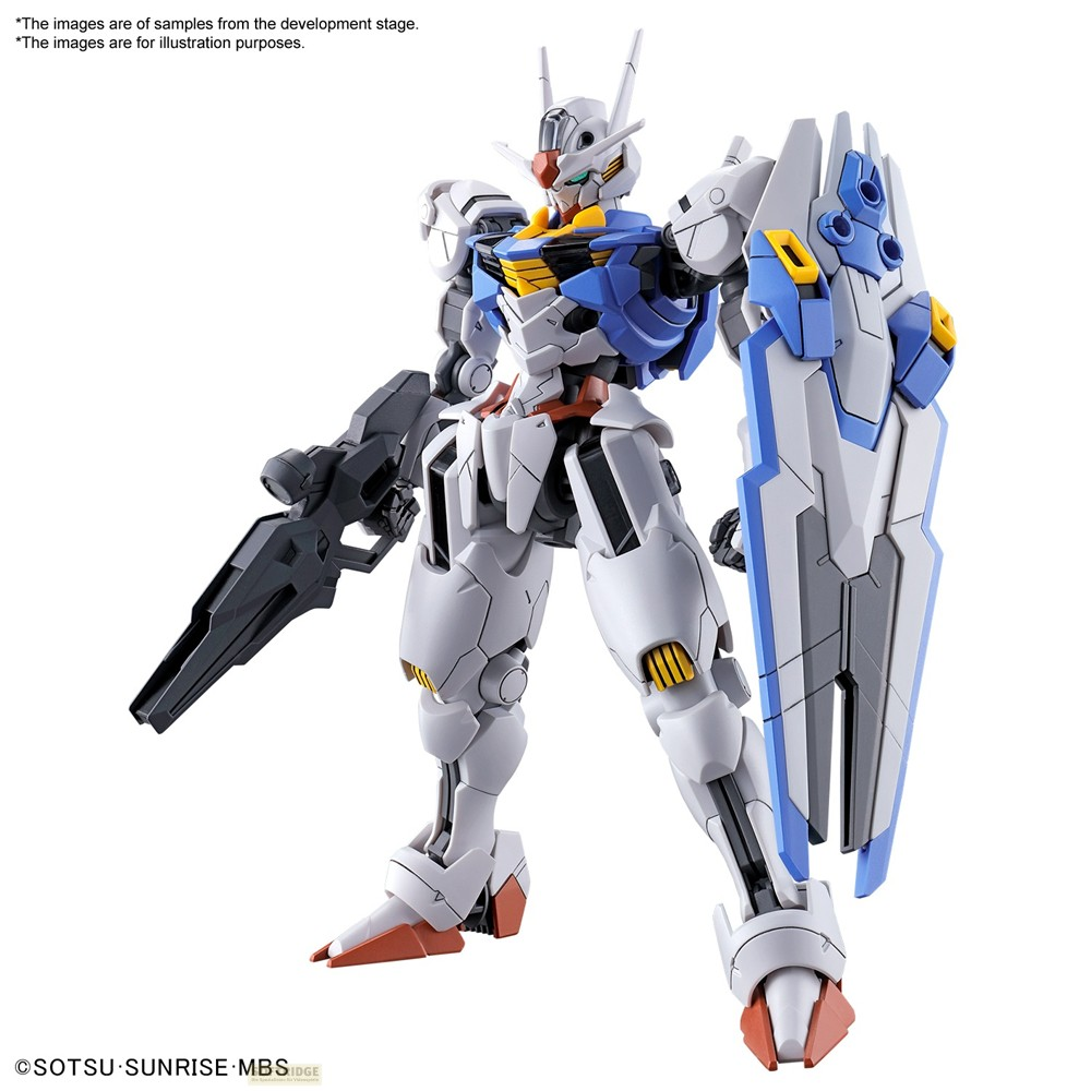 Ein weiß-blaues Gundam-Roboter-Modell mit Waffe und Schild vor weißem Hintergrund.