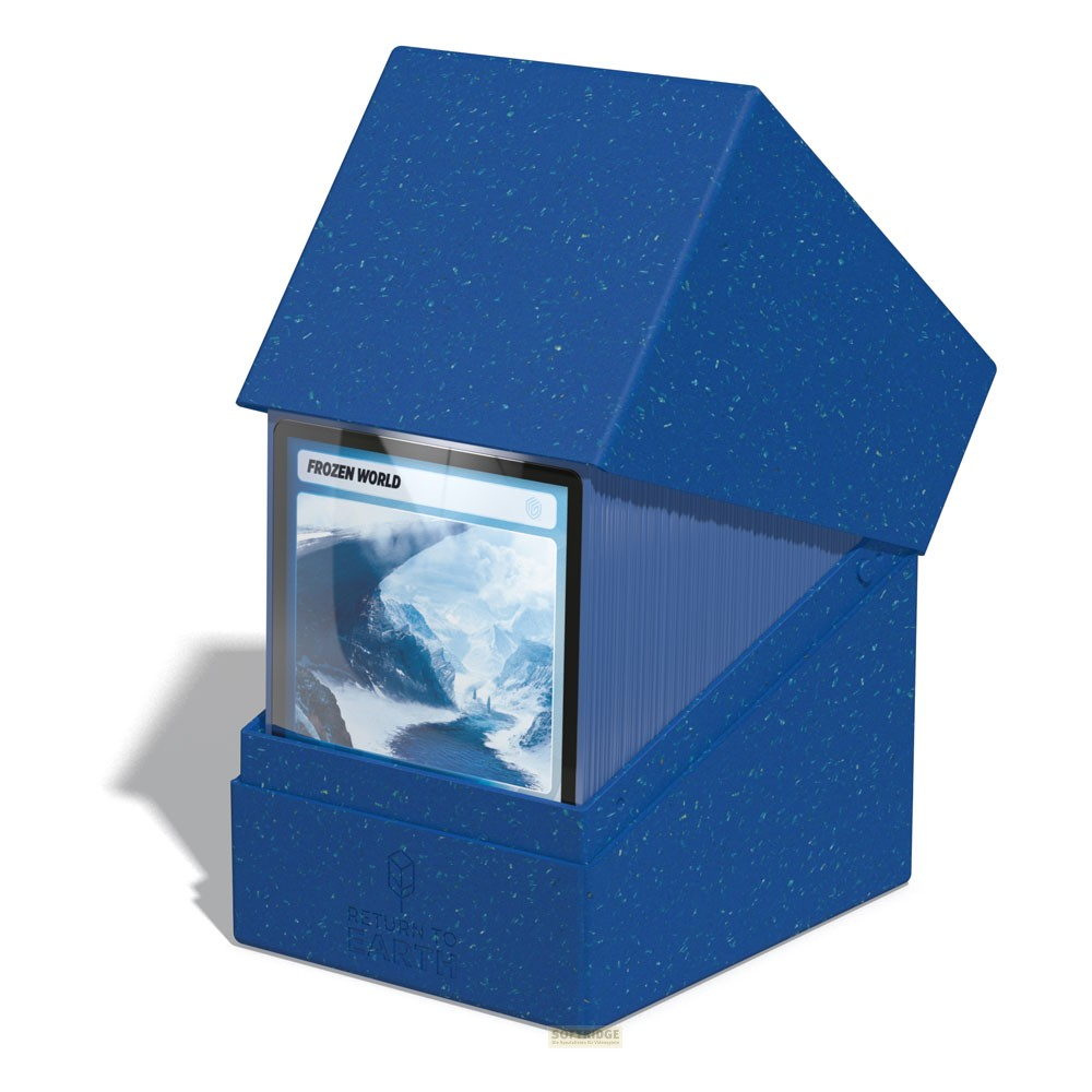 Boîte de deck bleue recyclée avec couvercle ouvert contenant des cartes, avec une carte 'Frozen World'.