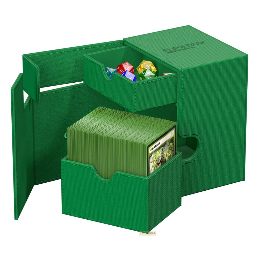 Boîte à cartes verte avec compartiments ouverts, jeu de cartes en bas et dés colorés en haut.