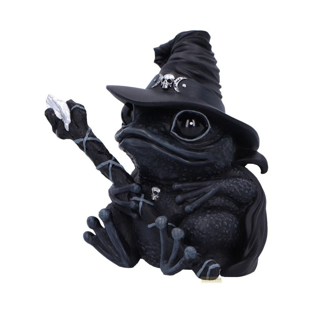 Una figura de rana negra con sombrero de bruja puntiagudo, sosteniendo un bastón y un cristal.