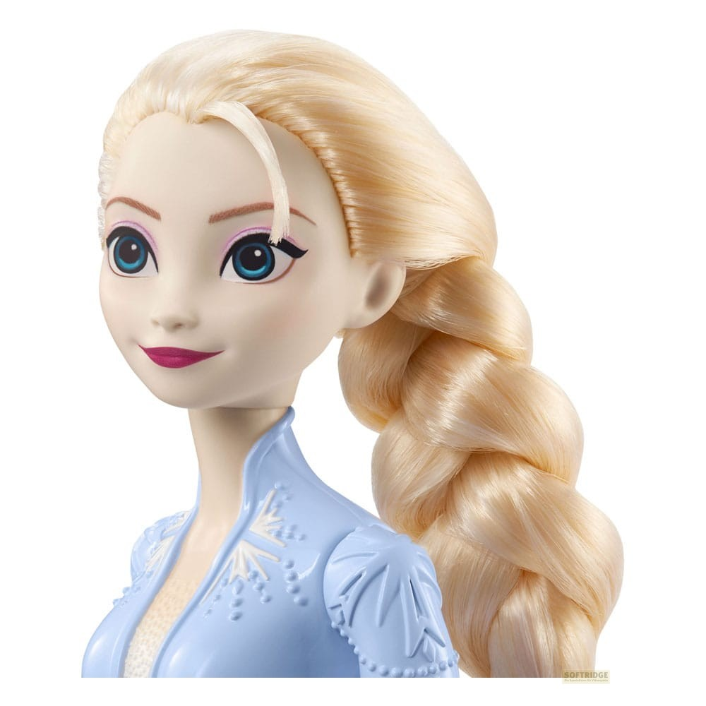 Primo piano di una bambola di Elsa di Frozen con capelli biondi trecciati e vestito azzurro.