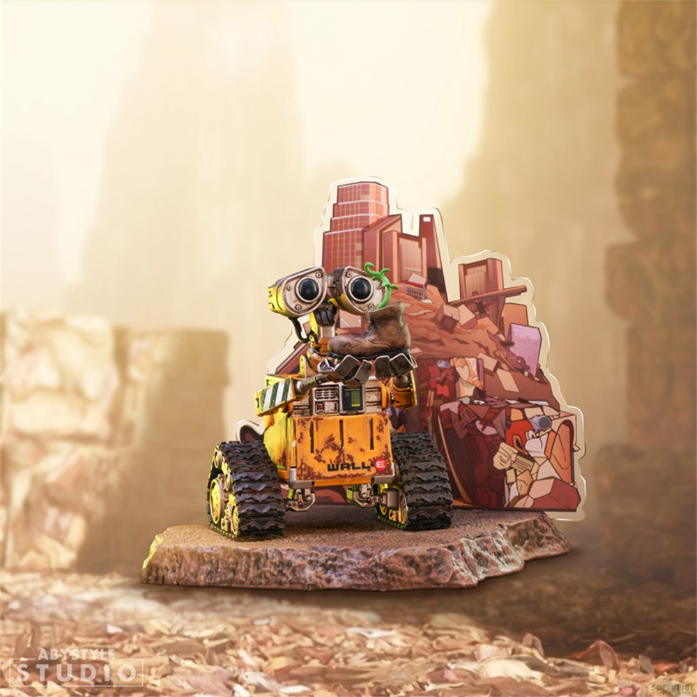 Figura de WALL-E sobre una base rocosa con fondo de escombros y edificios.
