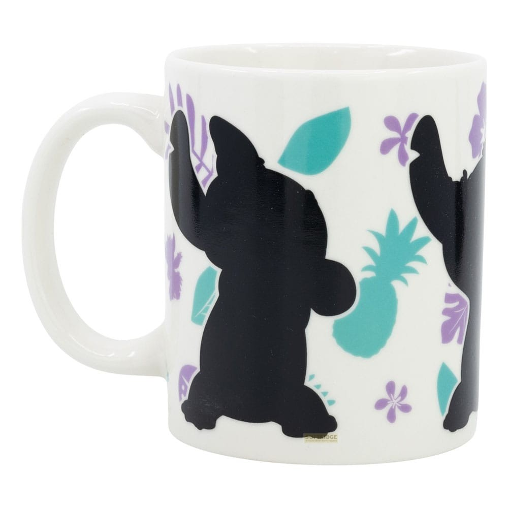 Una taza de cerámica blanca con siluetas negras de Stitch, piñas turquesas y flores moradas sobre fondo blanco.