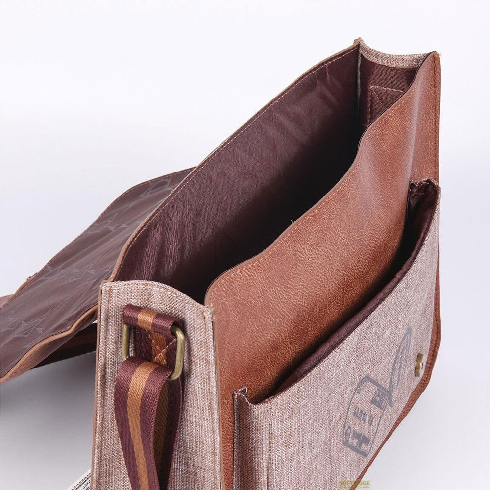 Un bolso bandolera marrón abierto sobre fondo blanco, mostrando su forro interior.