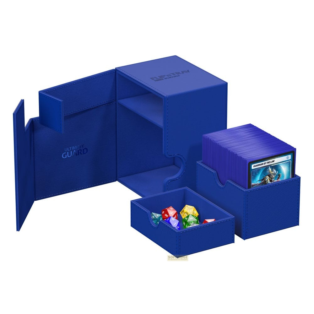 Boîte de cartes bleue Ultimate Guard avec compartiments ouverts, plateau de dés et pile de cartes.