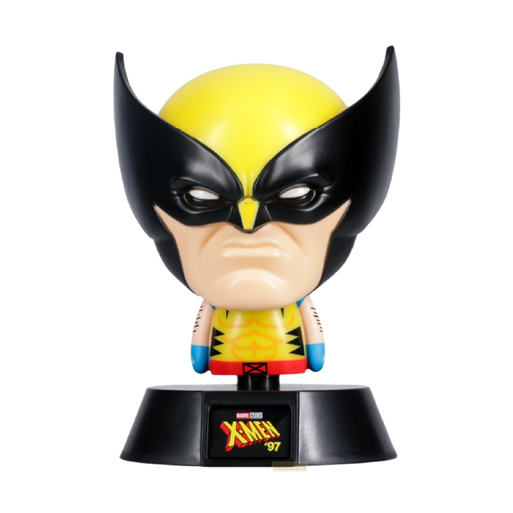 Figura estilizadade Wolverine de X-Men '97 con cabeza amarilla, máscara negra y el logotipo de X-Men en la base sobre fondo blanco.