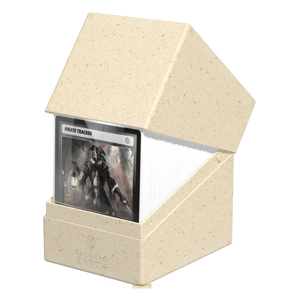 Une boîte de deck beige mouchetée contenant des cartes à collectionner, avec une carte 'Pirate Tracker' visible.
