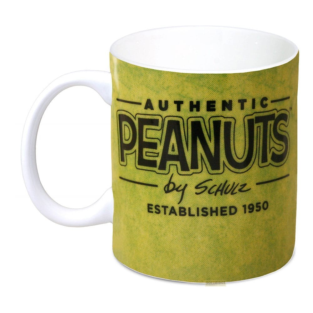 Una taza verde de Peanuts con logotipo negro, asa blanca e interior blanco sobre fondo blanco.