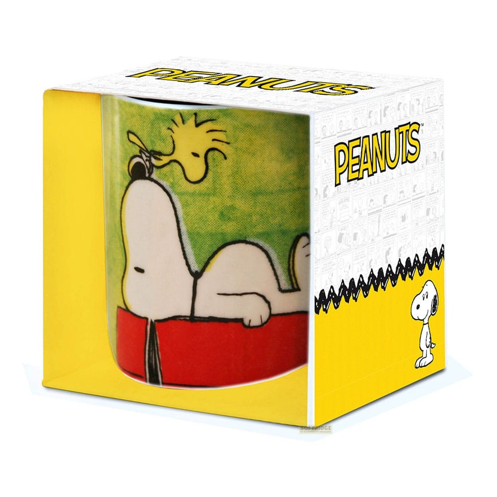 Una taza de Peanuts con Snoopy en una caja roja y Woodstock, empaquetada en una caja amarilla y blanca.