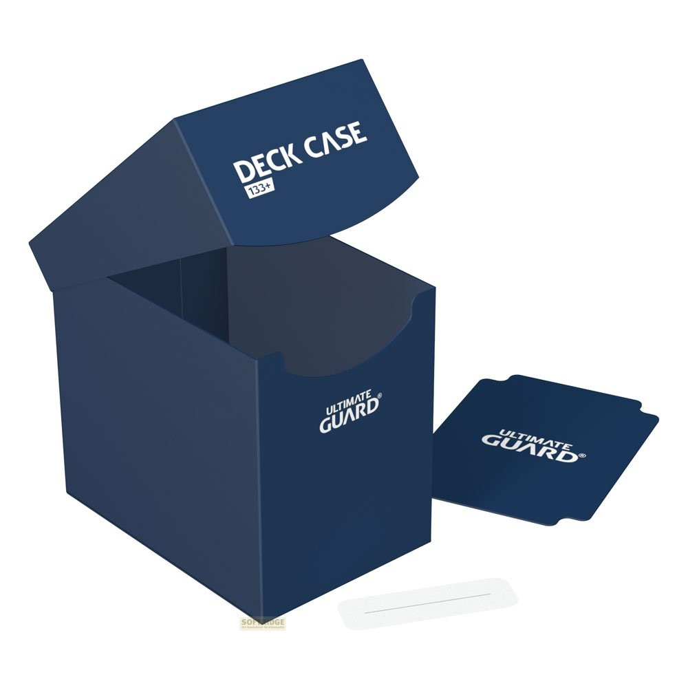 Boîte de deck Ultimate Guard bleu foncé avec couvercle ouvert, un séparateur et une étiquette sur fond blanc.