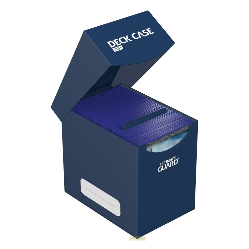 Boîte de deck bleue Ultimate Guard 133+ ouverte, remplie de cartes à collectionner organisées sur fond blanc.