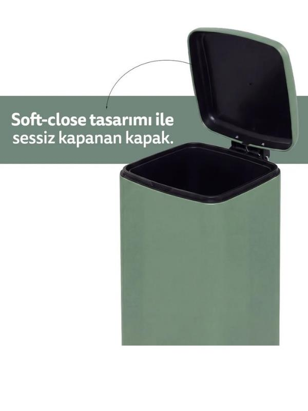 Açık kapaklı, yumuşak kapanma mekanizmasına sahip adaçayı yeşili çöp kutusu.