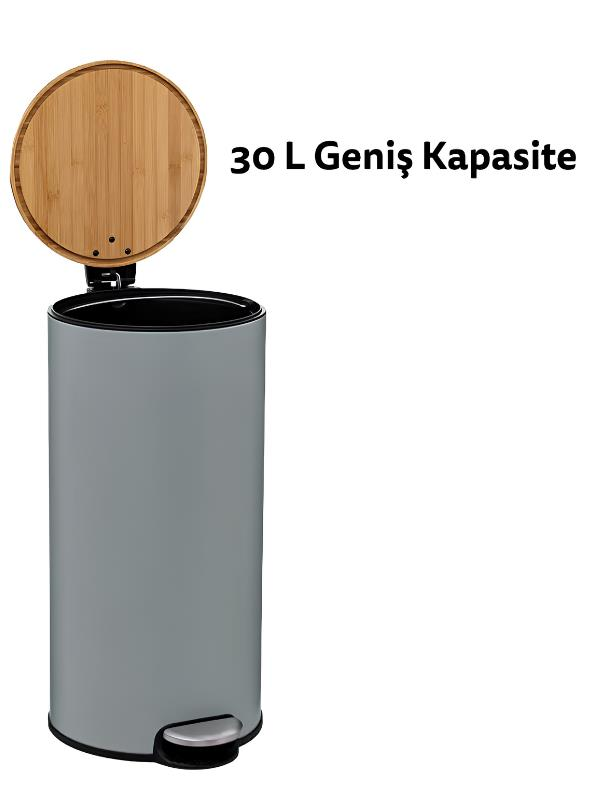 Acik ahsap kapakli ve 30 L Genis Kapasite yazili gri pedalci cop kutusu.