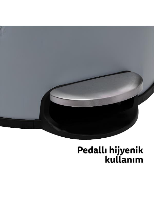 Pedallı ve hijyenik kullanım yazısının bulunduğu gümüş renkli çöp kovası pedalının yakın çekimi.