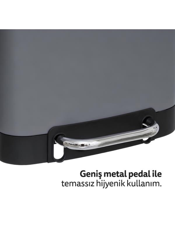 Krom ayak pedalına ve siyah tabana sahip gri bir çöp kutusunun yakın plan görüntüsü.