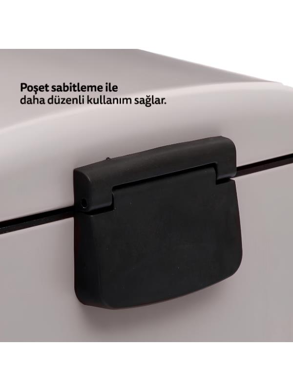 Arka planda metin bulunan, siyah plastik mandallı gri renkli bir kutunun yakın planı.