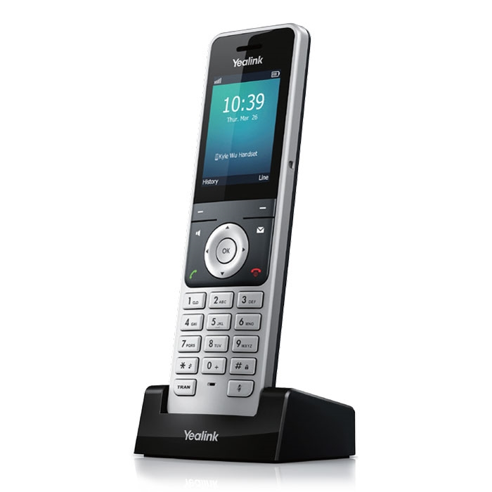 Beyaz arkaplanda, siyah şarj ünitesinde duran gümüş ve siyah renkli Yealink kablosuz IP telefon.