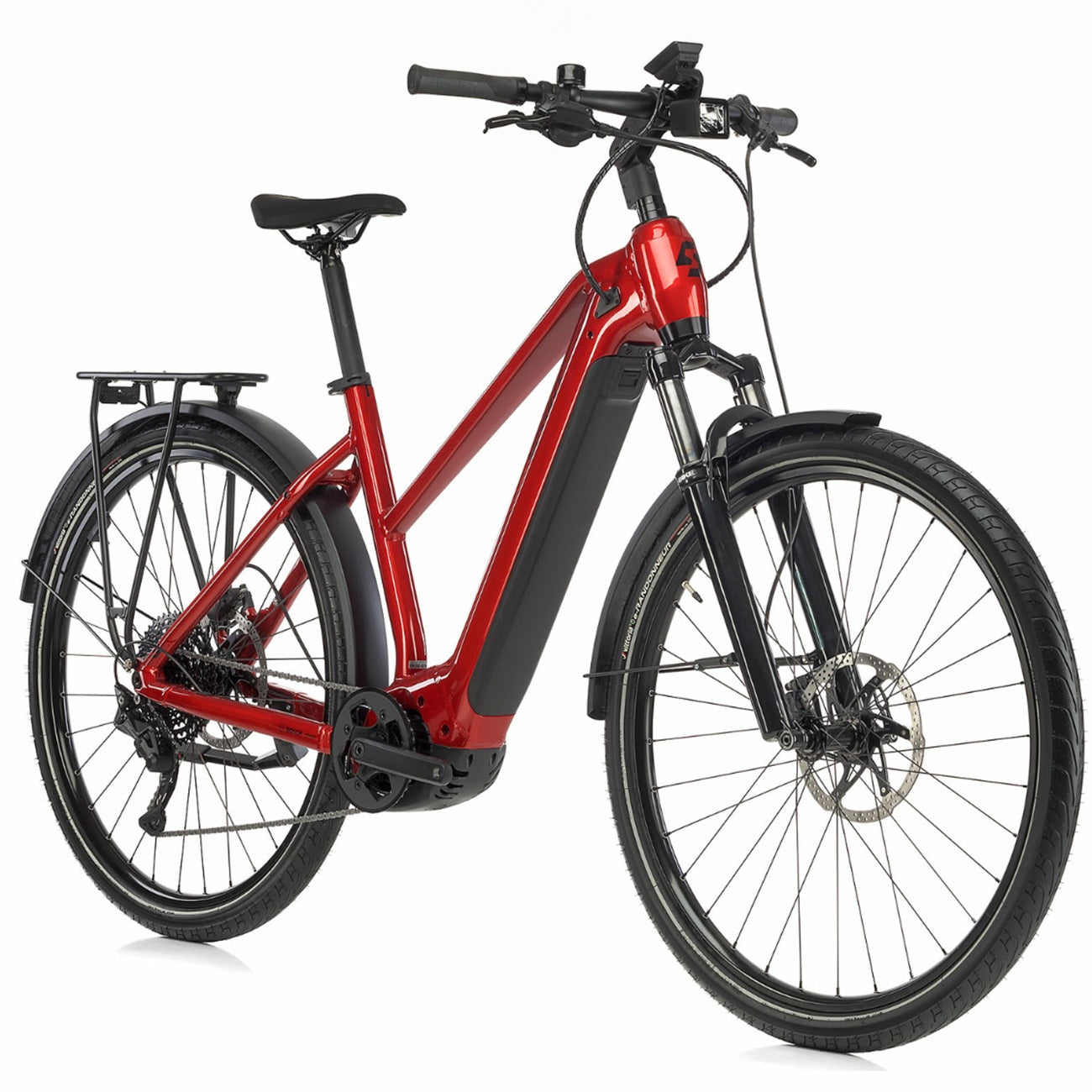 Ein modernes rotes E-Bike mit schwarzem Akku, Gepäckträger, Schutzblechen und Scheibenbremsen auf weißem Hintergrund.