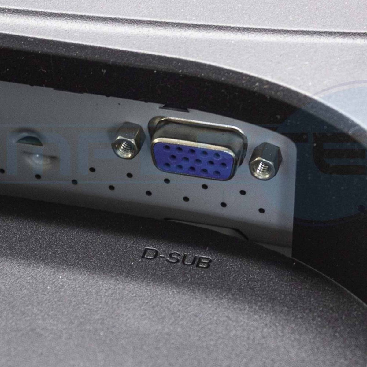 Una porta VGA blu con etichetta D-SUB sulla superficie di un dispositivo nero.