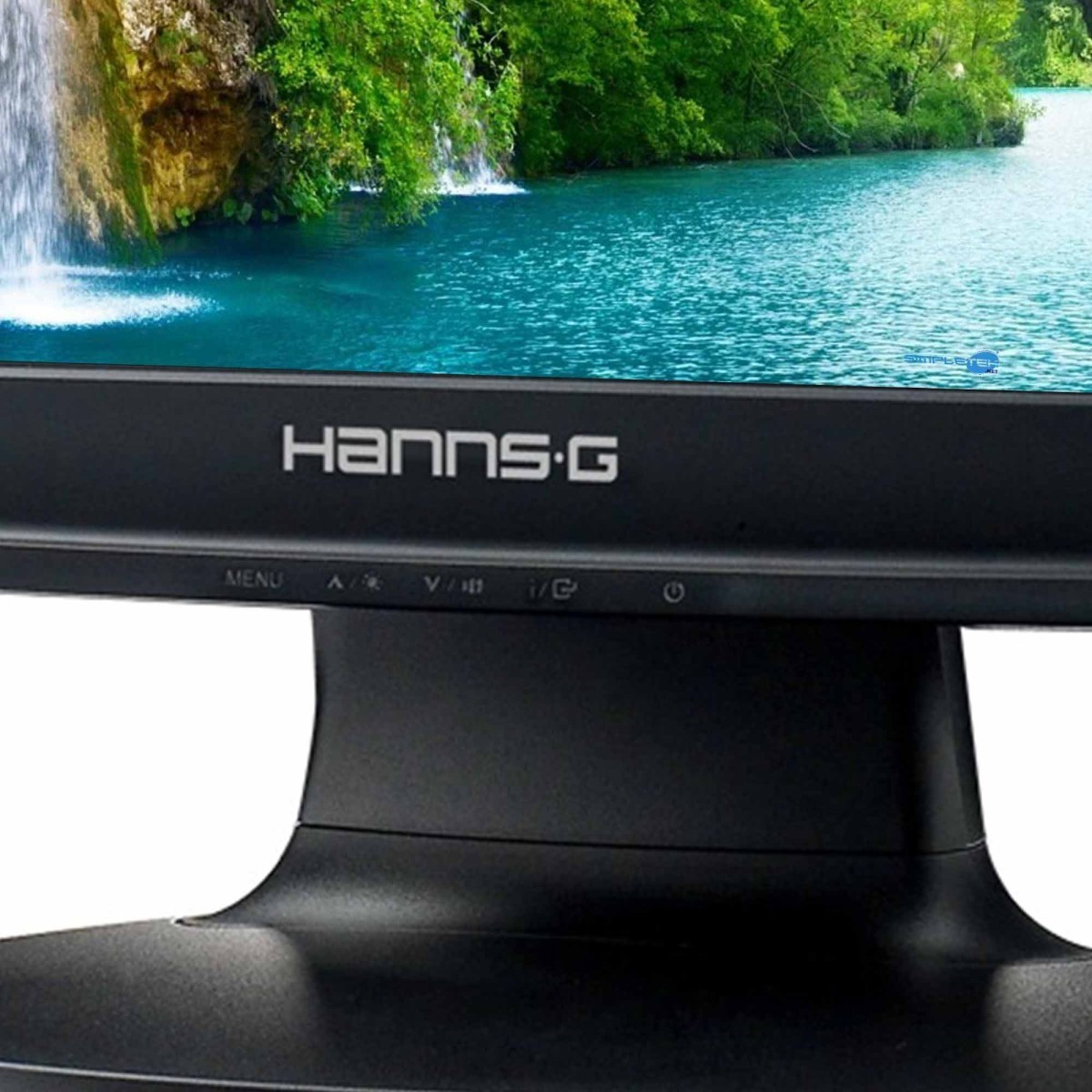 Un monitor nero HannsG mostra un paesaggio pittoresco di bosco e cascata.