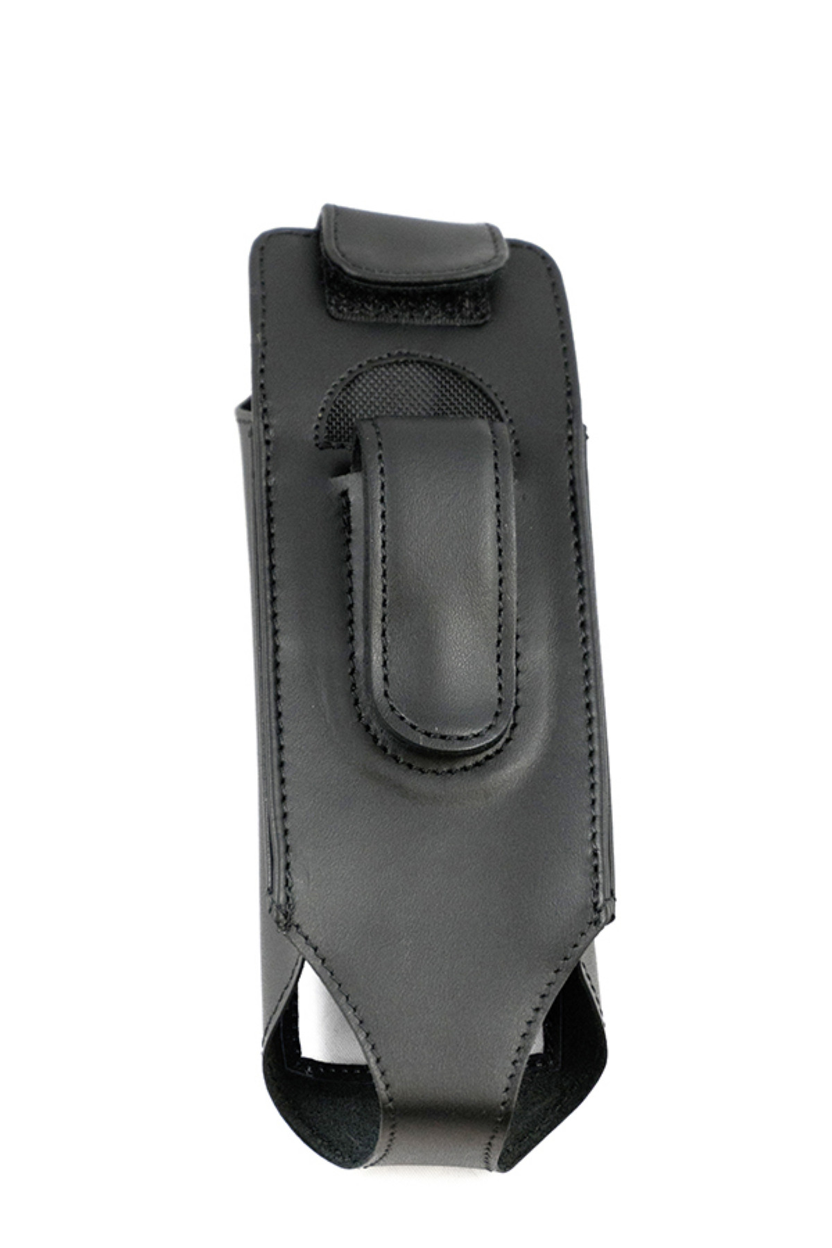 Eine schwarze Lederhülle mit Gürtelclip auf weißem Hintergrund.